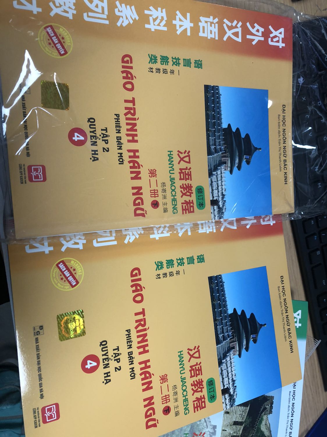 Mình mua một cuốn hạ một cuốn thượng. Sao bạn lại gởi cho mình 2 cuốn hạ. Mình cần bạn gửi lại 1 cuốn thượng cho mình