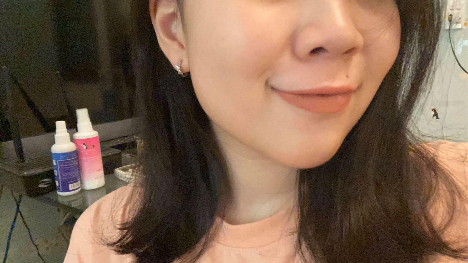 seductress là 1 màu nude cực tây và nhìn cực hút mắt nha. superstay matte ink thì ai cũng biết là cực lâu trôi nhỉ! uống nước thoải mái nha. có điều ăn một bữa tối no nê thì bị trôi là điều đương nhiên. mấy bạn da ngăm ko càn sợ vì nghĩ màu nude sẽ ko tôn da ngăm nha. vì seductress rất hợp với làn da người Việt, da mình thuộc tông trắng nhưng vẫn rất thích