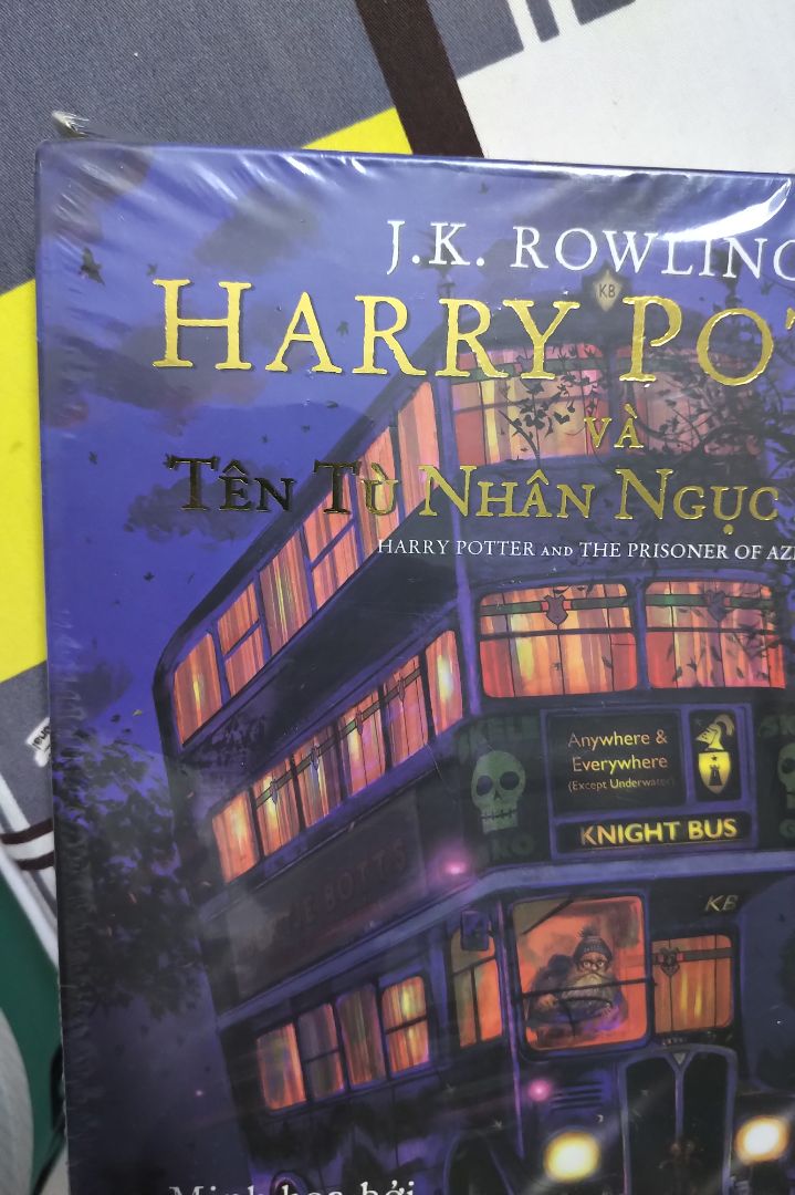 Tôi mua 4 tập (từ 1 đến 4) trong cùng 1 đơn, nhận cùng một ngày, đóng gói trong cùng 1 thùng hàng, đều là phiên bản đặc biệt in màu. Tập 3 tôi nhận được hàng với hộp bên ngoài bị tróc gấy lên, mặc dù còn màng co bên ngoài.