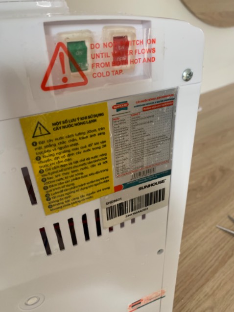 Mở thùng sản phẩm ra thấy ướt nhèm cả cái máy, decal dán thì thấy dơ và cũ.
Đã báo tiki và đang đợi xử lý