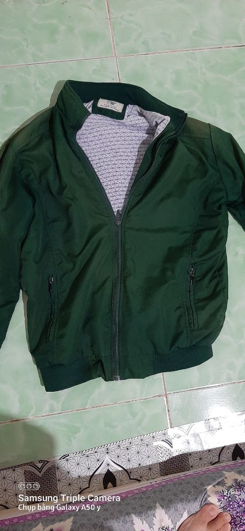 vừa nhận hàng xong, thấy cũng rất ok, nhưng có cái là mỏng hơn áo cũ của tôi, phải túi trong nằm phía trên thì tốt hơn với áo dầy hơn chút nữa và nỉ ra đến tay áo luôn là ok 👍