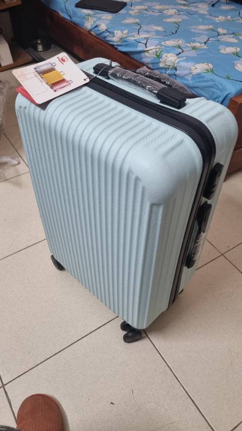 Tiki giao hàng rất nhanh, vali màu đẹp đúng như ảnh, vỏ mỏng nhẹ, ok