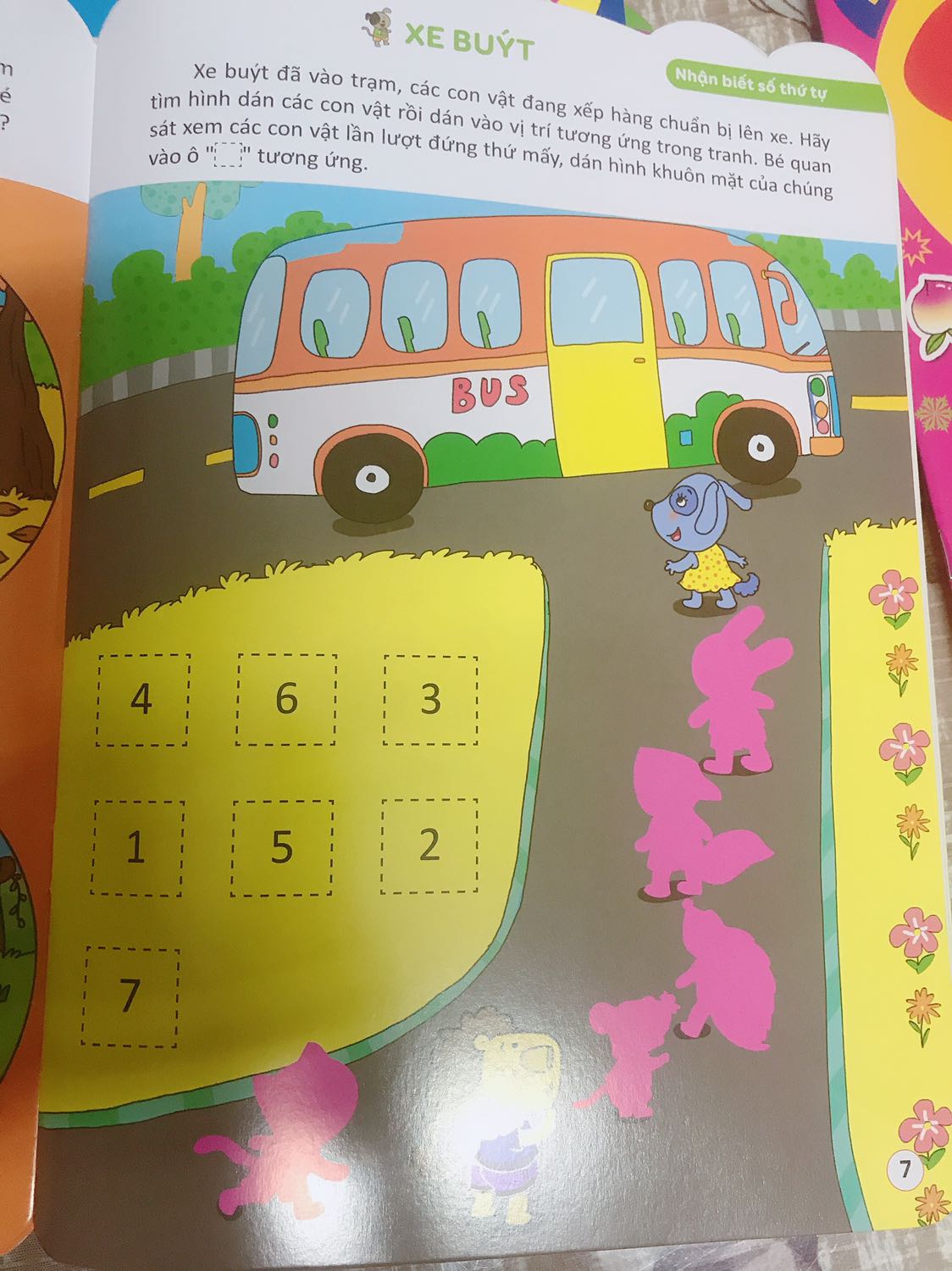 Sách đẹp dễ hiểu. Màu sắc tươi sáng. Chủ đề phong phú đa dạng