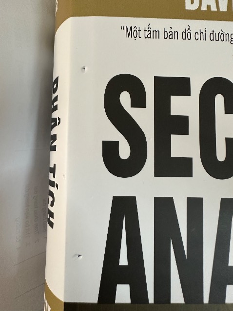 Chưa bao giờ nhận hàng Tiki mà chất lượng tệ vậy. Bìa sách quăn queo, giấy bọc bìa sách bên ngoài thậm chí còn có lỗ như bị chọc vào, phần giấy sách khi gập lại nhìn rõ vết bẩn ở mép. Tuy nhiên giá rẻ hơn một nửa giá bìa nên thôi coi như mua sách cũ 😞