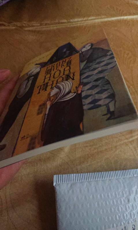 Đóng gói vận chuyển, bọc sách cẩn thận. Đặt hàng tối qua chiều nay có luôn. sehr gut!