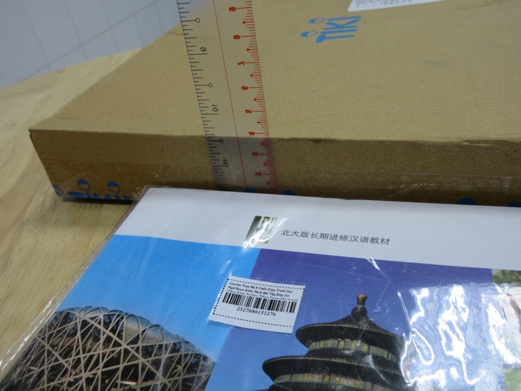Các bạn nhận xét nhưng ít thấy kê khai giá sách nhỉ?
Mình thích combo này lâu rồi, cứ theo dõi suốt, một hôm nhận thấy giá 126K !! Sốc không?Mua liền..và hồi hộp theo dõi trên hệ thống, nhiều ngày trôi qua, nản cũng có..Đùng 1 cái, có thông tin báo đơn hàng đang vận chuyển.! Lâng lâng với người mọt sách..

Lúc nhận thùng hàng - sốc toàn tập , chỉ gửi 1 quyển duy nhất ( các bạn xem hình minh họa, với các hộp nhỏ như thế sao mà chứa được 8 quyển sách , chứ nói chi quà tặng kèm)!! Mất hơn 15 ngày để than thở - TIKI CARE thì báo nhà cung cấp nói giao thiếu,sẽ giao bổ sung, gọi điện 2 lần để hổ trợ, cuối cùng chốt 1 câu : chưa gửi hàng bổ sung thì triệu hồi , hoàn trả tiền... Cũng đúng thôi, 126k so với giá bán hơn 800K thì sao mà giao dịch được , vậy thì ngay lúc đầu cứ nói sale nhầm thì xong ngay..

Đừng tùy duyên mà nói Xin lỗi hay Cảm ơn TiKi , nếu đã tận tâm là đáng quý rồi..