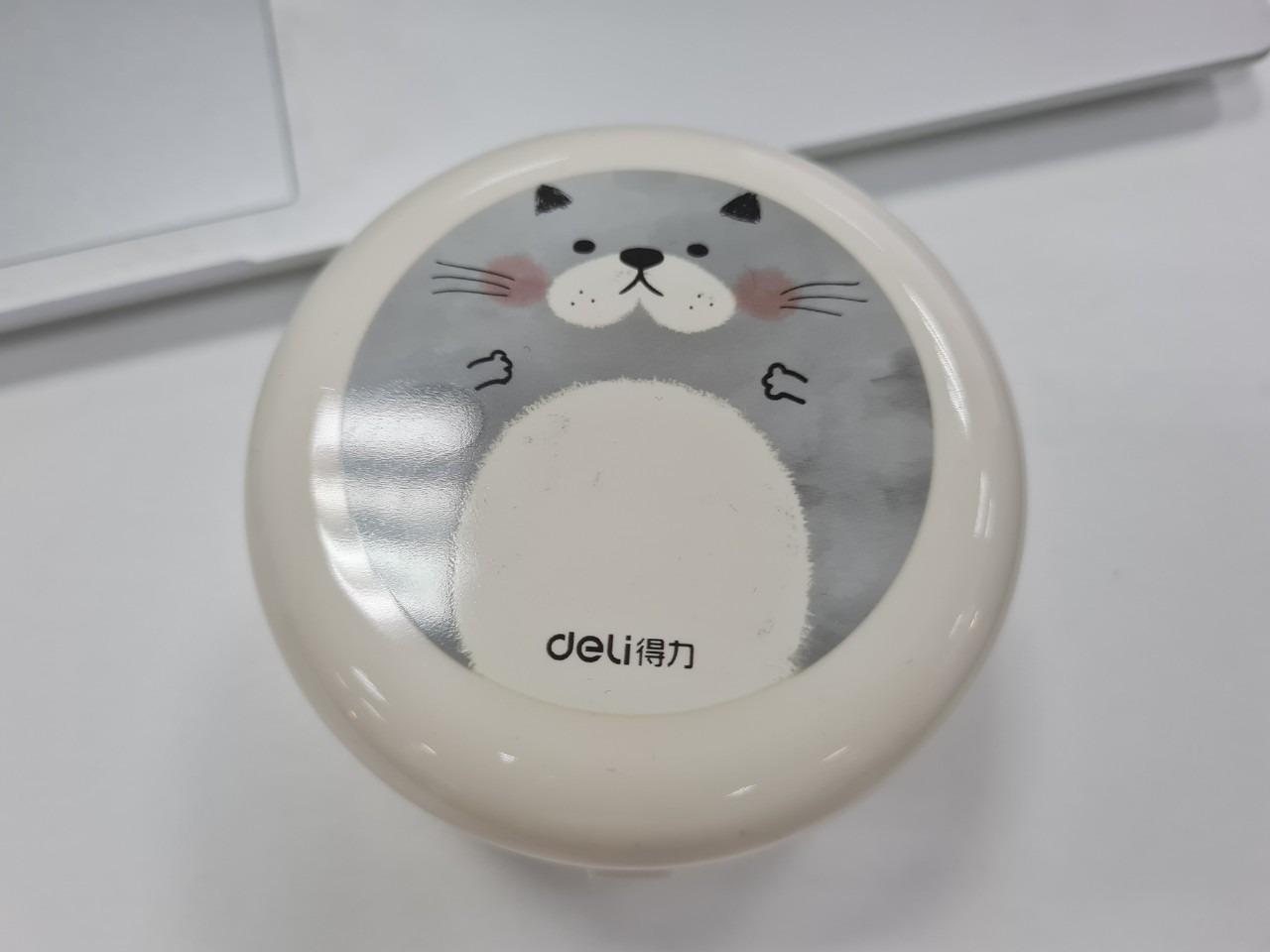 máy nhỏ nên khả năng hút k nhiều đâu ạ, mà ồn dữ dội ko phù hợp với văn phòng, được cái nhìn rất cute nên hút ở bàn làm việc ở nhà oke