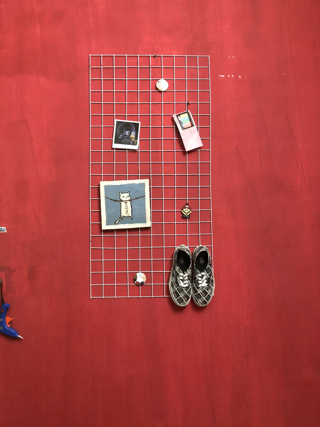 Mình dùng băng dính này để dính đôi giày vào cái lưới sắt. Vì chỉ dán đc những chỗ có tiếp xúc với lưới nên ko dán kín bề mặt cần dính đc. Thành ra với lượng băng dính như hình thì tầm vài tiếng là đồ rơi. Nói chung chắc dính cũng ổn mà ko kiểu siêu dính như mình tưởng.