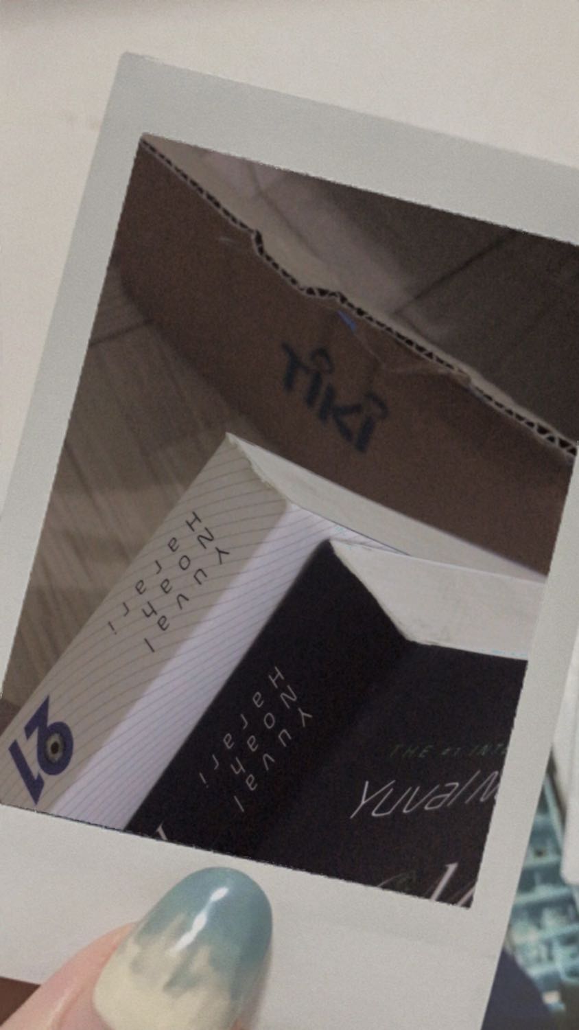 Giấy mịn, đẹp. Mình đặt từ ngoài HN vô, vận chuyển qua nhiều nơi khiến 1 phần góc sách và mép bị quăn, do sách không được bọc kỹ, chỉ để cuốn sách trơn trong box tiki thôi :< box thì bị móp và rách nặng. 
Khuyên mọi người nên đặt gần, giao nhanh với để tránh vận chuyển nhiều gây hư hao sách, tiếc lắm :