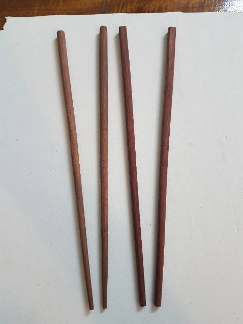 Ưu điểm:         mộc, không phủ sơn hóa chất 
Nhược điểm: đũa quá nhọn, nhỏ, mỏng nên không đủ chắc chắn