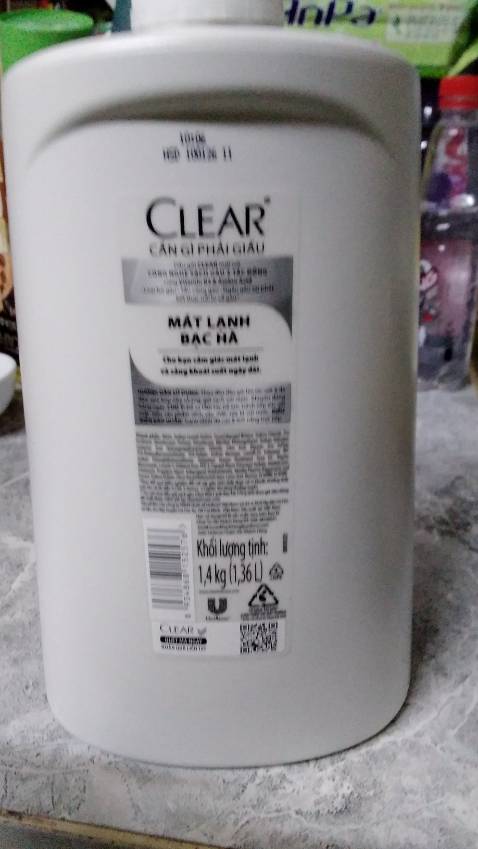 Shop đóng hàng rất kỹ, chai dầu gội 0 bị bể hay nứt. Dầu gội Clear bạc hà đã xài, có hiệu quả, thơm bạc hà, khi gội cảm giác mát da đầu, phải xài thêm dầu xả tóc mới mượt 0 khô. Trên trang ảnh QC, mua 219k là có quà tặng là khăn tắm, nhưng mình 0 thấy quà.