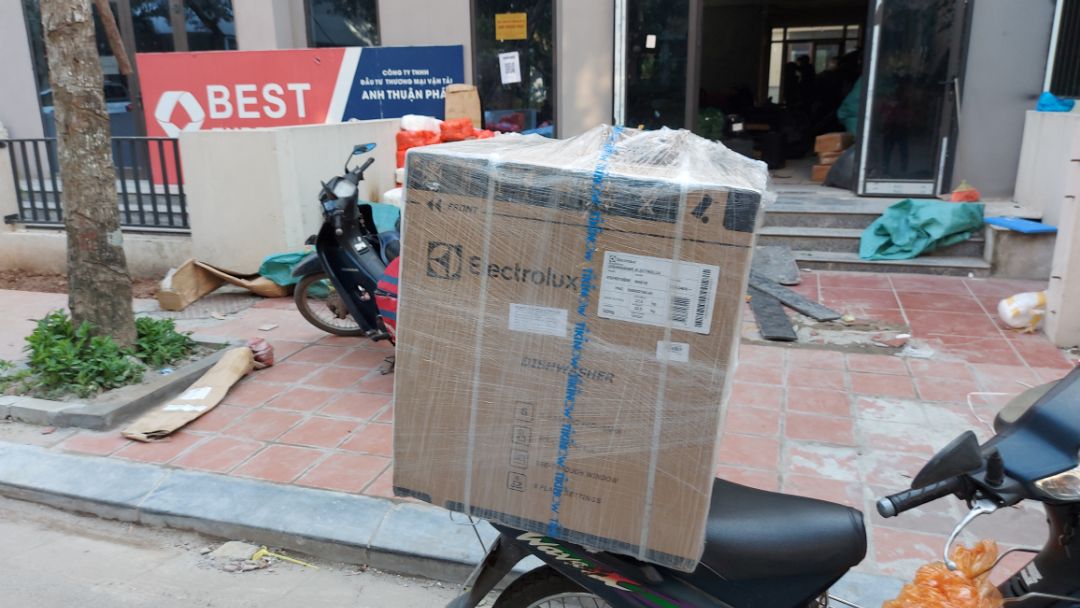 Hàng đóng thì ok. Nhưng giao hàng thì quá tệ. Tiki giao hàng cho nhà vận chuyển nhưng nhà vận chuyển không giao đến địa chỉ đăng ký mà để khách phải đến kho nhận. Nhận xong bên vận chuyển để 2 ngày không kết thúc đơn hàng. Tiki bảo miễn phí công lắp đặt nhưng để 3 ngày không ai đến lắp.