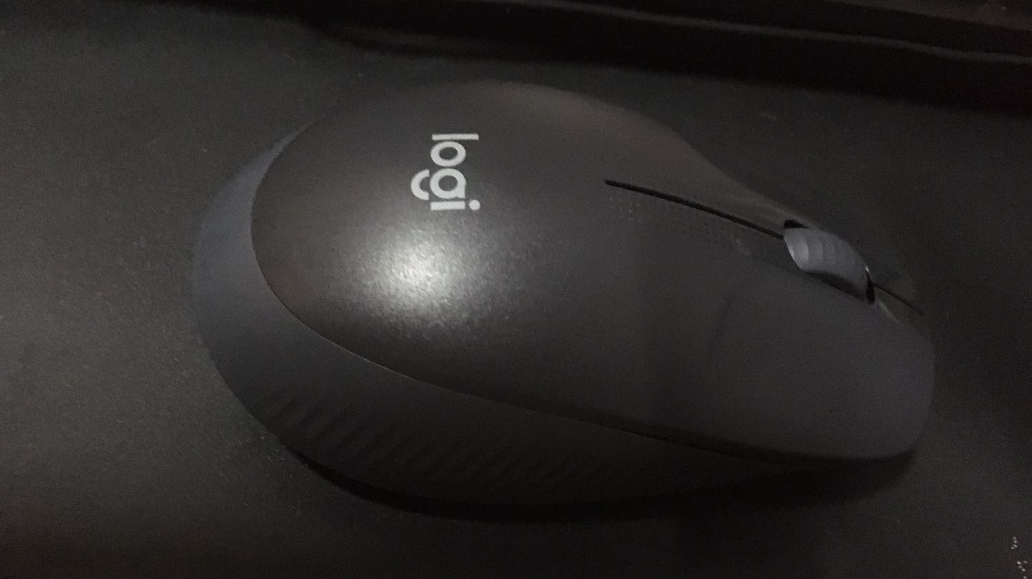 Chuột có kích thước khá to tay con trai có thể ôm trọn, khá nhạy trên cả bề mặt trơn, hoàn thiệt tốt giá cả hợp lý rất đáng mua với giá 280(+ shipping)