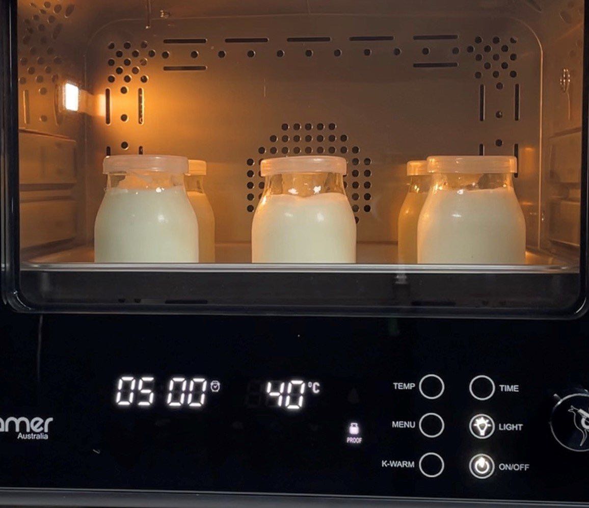 Vì đam mê làm bánh mà mua em này. Ban đầu phân vân định mua lò nướng, nhưng cuối cùng chọn lò này vì có hấp, ủ, nướng, chiên k dầu luôn, nói chung là mua cái này sớm thì đỡ tốn khối tiền. Bánh flan gato thì dùng chức năng combi (nướng kết hợp hấp cùng lúc)