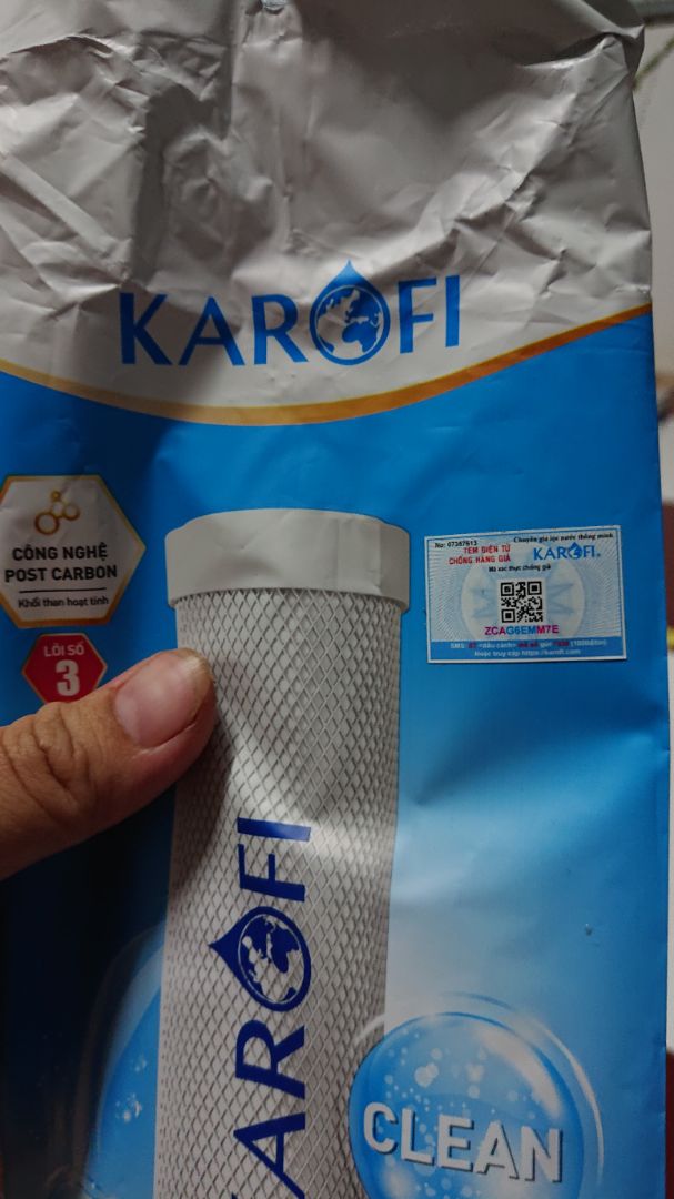 sản phẩm không thể check mã được
lúc tháo bọc niêm ra, có bụi than bám bên ngoài lõi lọc
so sánh lõi theo máy và lõi mua thì khác nhau khá rõ rệt