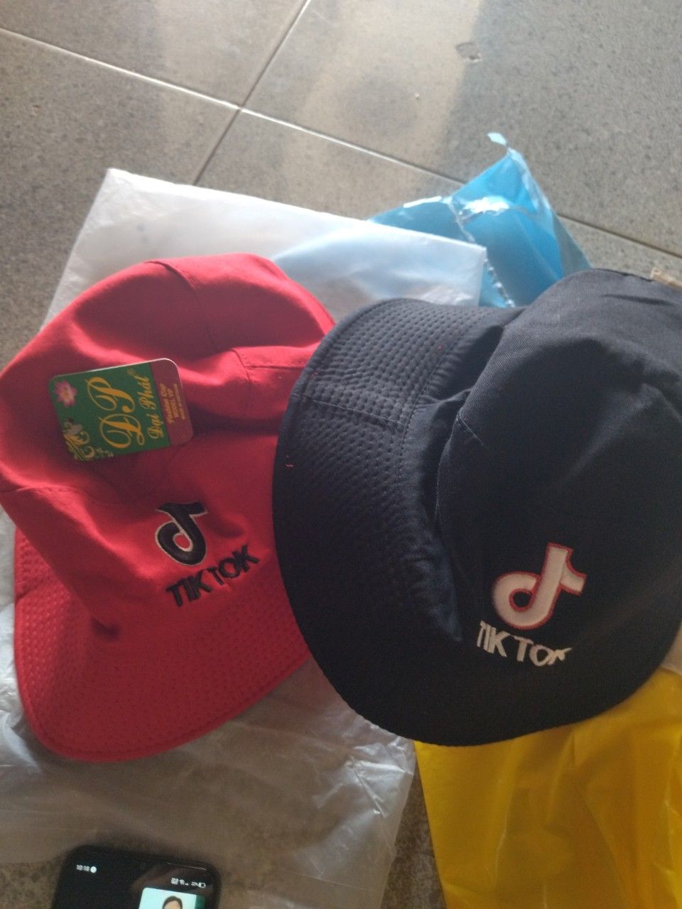 đẹp, nhưng nón hơi sâu so với đầu 😅😅