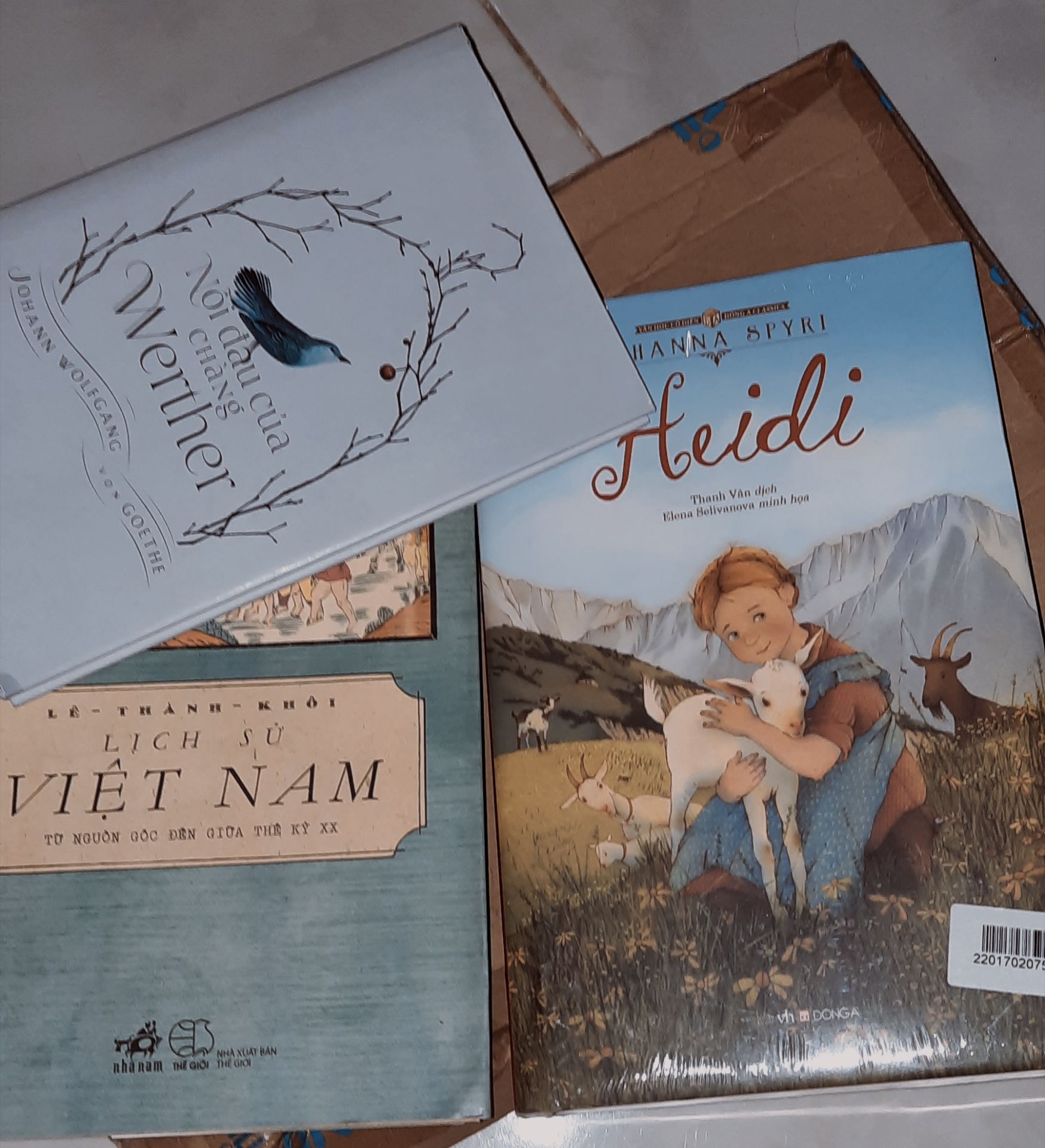 đều ổn. NHƯNG GÓC SÁCH BỊ MÓP MÉO, DO KHÔNG CÓ CHỐNG SỐC HAY GÌ CẢ. SÁCH CỨ TRẦN TRỤI, MONG LẦN SAU KHẮC PHỤC. Bìa mềm mà còn bị ướt mưa nữa  khuyến khích 5 sao không thôi cho 4 rùi đó