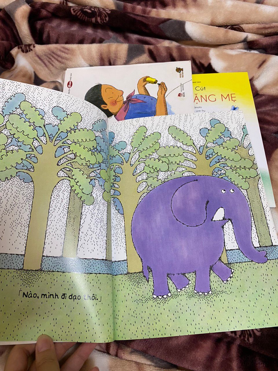 đầu tư sách cho con thì mẹ ko tiếc, mà con nhà mình rất thích sách ehon của bên mogu. cho shop 5 sao