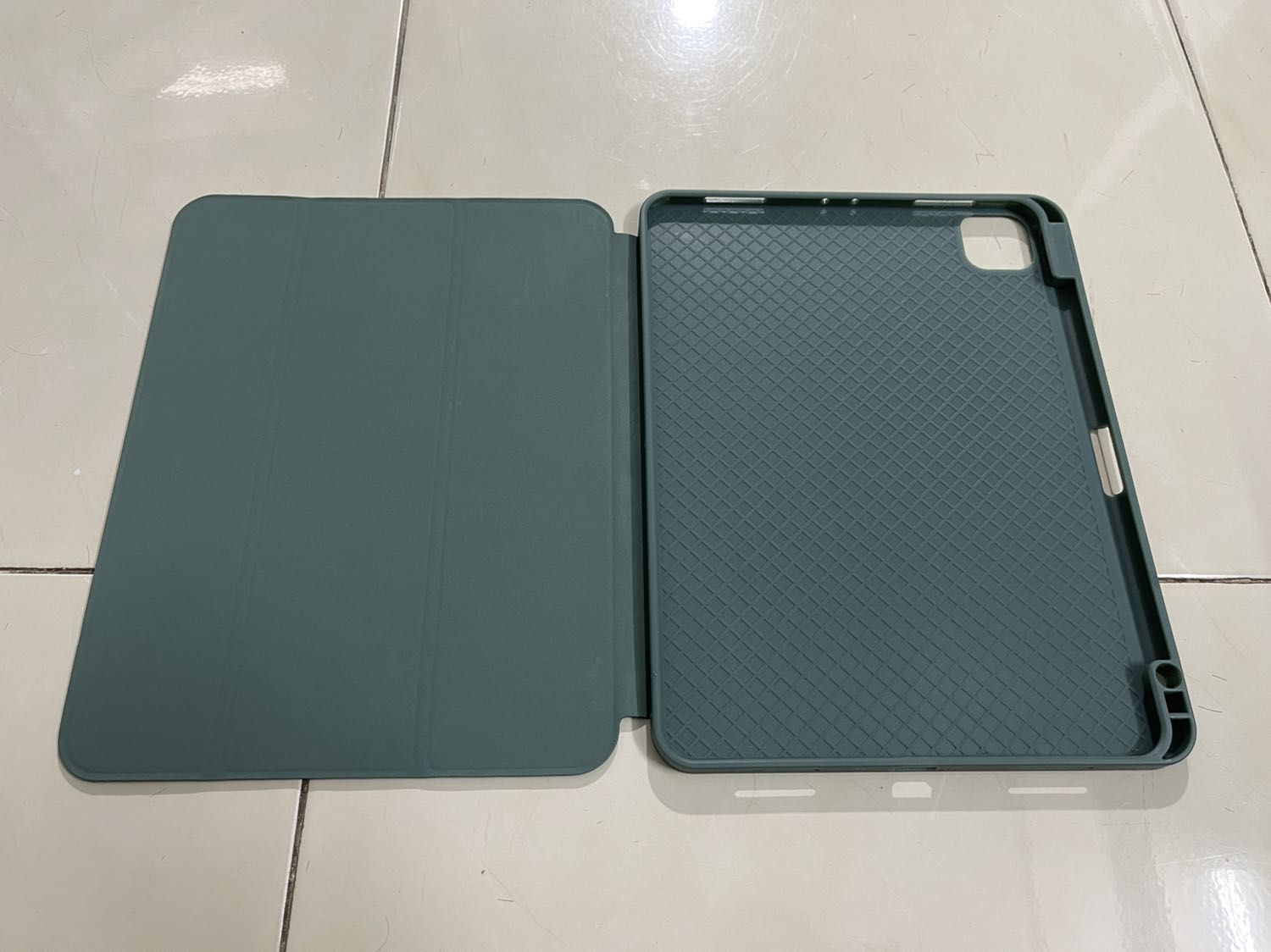 Vỏ ôm vừa vặn với iPad, tuy nhiên hơi mềm, nếu cầm ở góc dễ cong, rơi iPad ra ngoài
