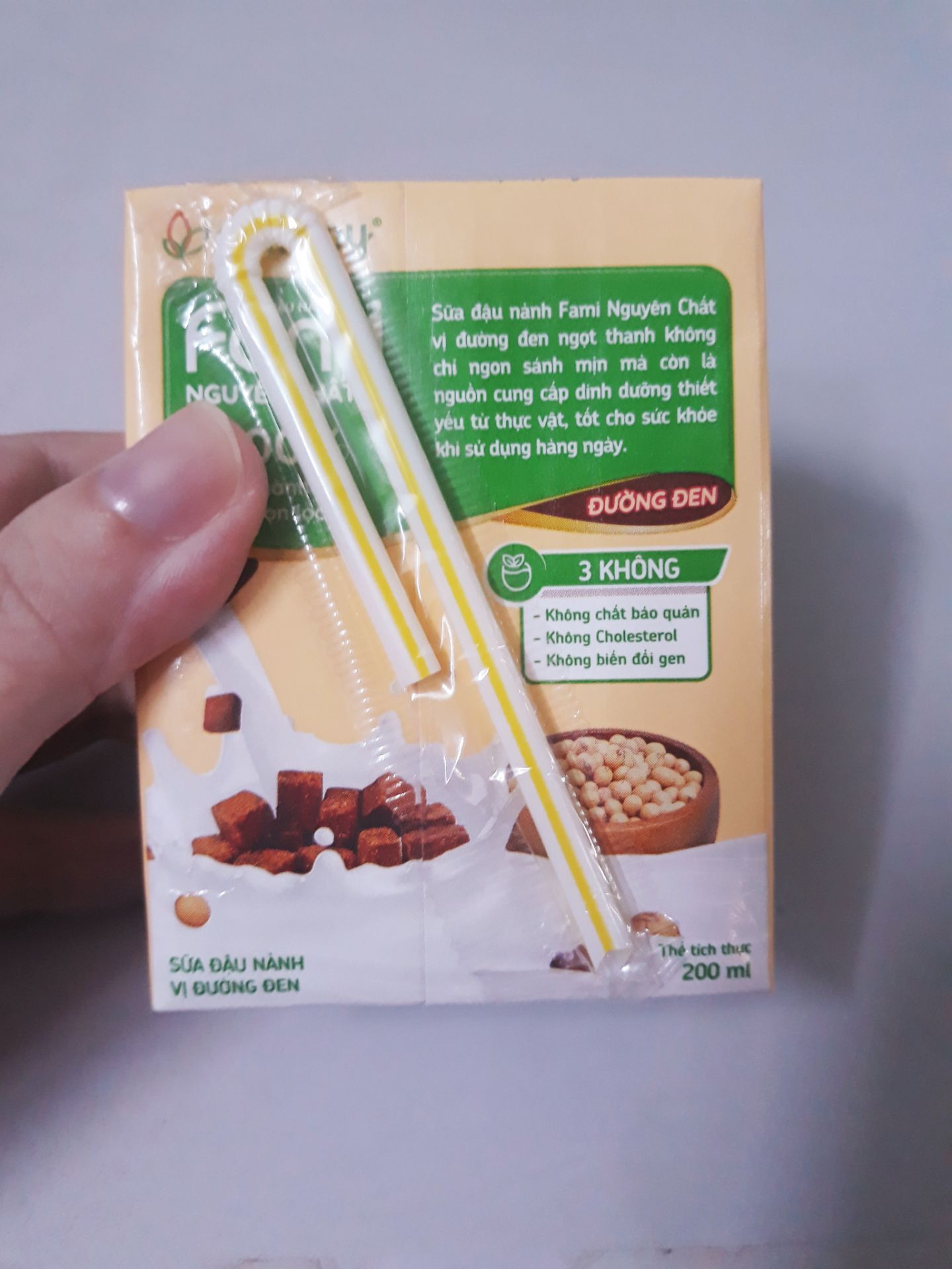 Sữa đậu nành vị đường đen có vị ngọt thanh, uống rất thơm ngon và bổ dưỡng, uống cảm giác rất thích, để tủ lạnh hoặc thêm đá khi uống sẽ càng ngon hơn. Tiki đóng gói hàng cẩn thận và đẹp mắt. Tuyệt vời!