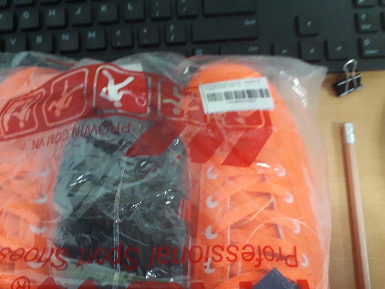 Chào anh/ chị bên hàng tiki. Em mua giày đá bóng S50 có tặng kèm quả bóng đá da PU số 5 mà sau khi nhận hàng thì thấy là tặng tất bóng đá. Xin hỏi như vậy là sao ah. Nếu hàng tặng không giống như đã quảng cáo thì xin thông báo lại cho khách hàng biết chứ ah.... đã mua hàng  của tiki lâu rồi, lần này thất vọng quá...