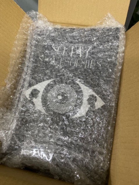 Anh shipper dễ thương. Sách thì mình chưa đọc nhưng hơi buồn vì sách quá dơ. Mình lau ra bụi đen thui. Mình là người yêu sách. Mặc dù biết không ảnh hưởng đến nội dung nhưng nhìn thấy quyển sách bị vậy có chút đau lòng. Mình đọc sách khác của tác giả này rồi nên muốn mua thêm để đọc. Lối tư duy khác, cách viết và hành văn cũng khác. Đọc dễ bị cuốn vào và phải đọc cho đến hết. Mình mong 2 quyển này cũng vậy.