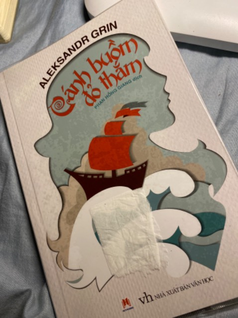 Câu chuyện nhẹ nhàng, dễ thương, từng hình ảnh được mô tả vô cùng chi tiết, sinh động. Mình rất ấn thích thông điệp ở đoạn kết mà tác giả mang lại. Nhưng motip chờ hoàng tử tới đón thì không hợp gu mình lắm.
