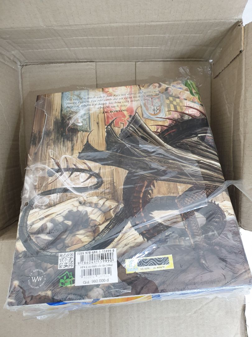Mình đặt hàng ngày hôm qua, TIKI báo tuần sau giao nhưng hôm nay đã giao rồi. Rất nhanh, rất nguy hiểm luôn.
Tuy nhiên, sách bị tróc màng bọc rất nham nhở, dơ, bám bụi rất nhiều. Sách còn bị gãy góc, nhăn bìa. Mình đang yêu cầu đổi lại nhưng chưa thấy phản hồi.
Góp ý cho TIKI là giao hàng nhanh phải đi đôi với chất lượng nha!!!