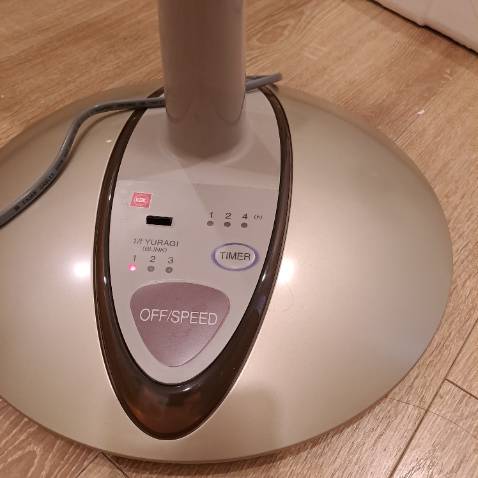 Quạt khá nặng khg nhẹ như quạt tàu, chạy êm , cánh nhỏ . Bền hay không thì không rõ . Có 3 nấc gió.