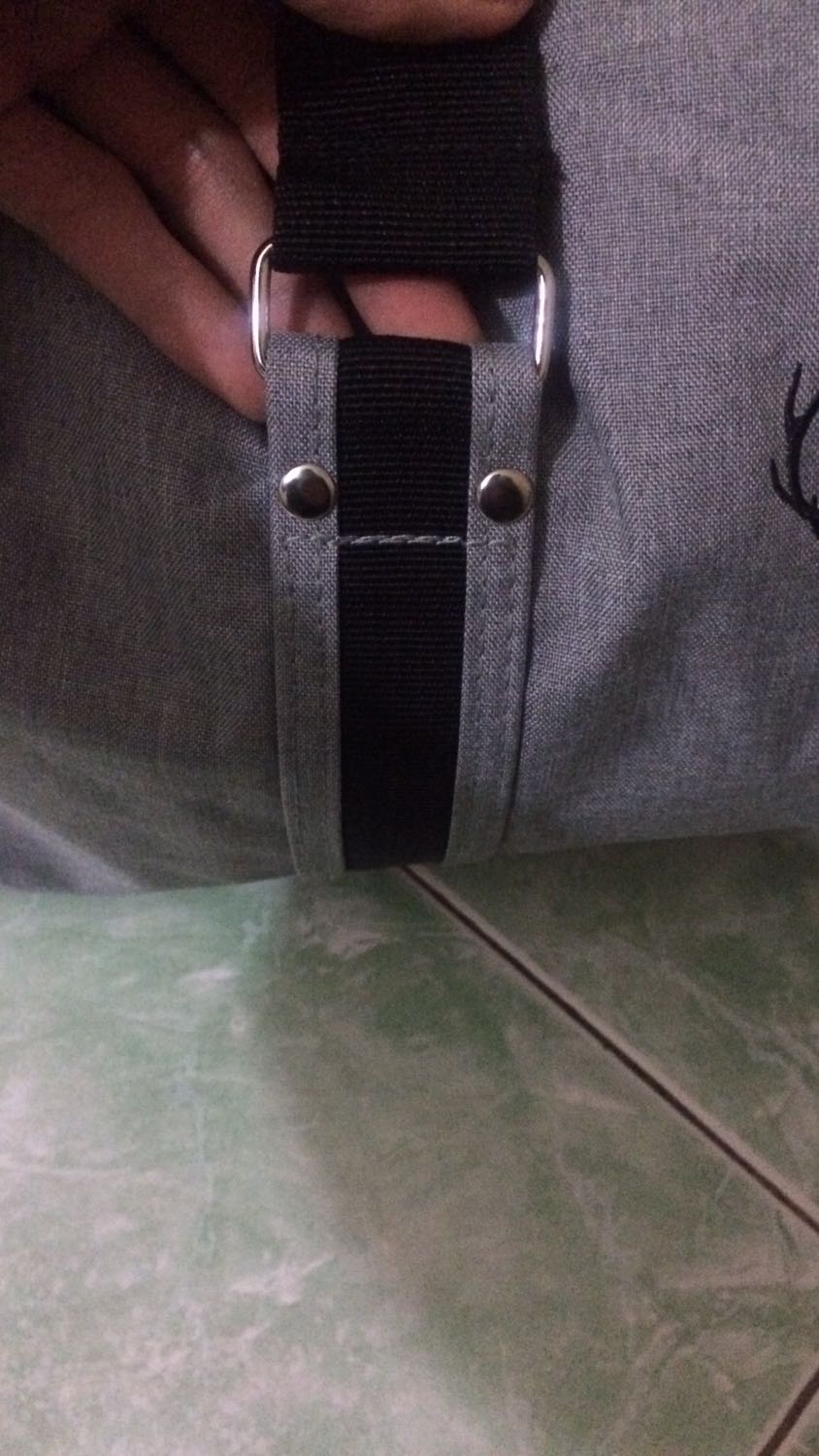 Đường may chắc, túi để giày cỡ 42 vừa, móc bằng nhựa nhưng khá chắc. Tóm lại mọi thứ trị giá hơn 90k khá là nhiều. Mong các bạn mua hàng gì chịu khó chụp ảnh và gửi phản hồi để mọi người đều mua đc đồ tốt ?