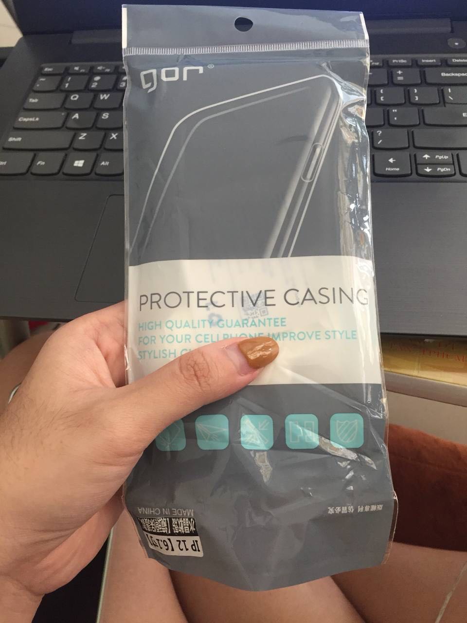 Giao hàng nhanh. Viền ốp cao hơn màn hình nên khá là yên tâm. Do ốp nhựa trong suốt nên không biết tương lai có ngã vàng không, này xài 1 tgian mới biết. Nhìn chung khá ổn.