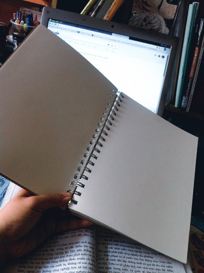 Sổ dày vẽ khá tốt,  không thich hợp vẽ nước lắm, ... túm lại okkie á, mn có thể mua , 
chỉ là mình xem cái bìa thì hình như toàn Paris hk à