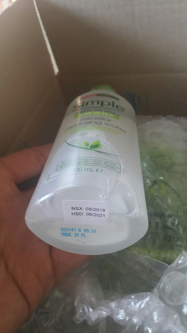 Shop ơi, mình đặt cho vợ mình 3 sản phẩm simple bên shop nhưng sản phẩm này lại ko có tem phụ tiếng việt mô tả công ty nào nhập khẩu, hình ảnh sản phẩm cũng khác, giống hàng xách tay quá vậy. Mình gọi thử số *** của công ty nhập khẩu thì họ bảo tất cả sản phẩm của họ đều có tem phụ. Ko có tem nhập khẩu, ko có cty chịu trách nhiệm xài lỡ bị gì thì sao shop