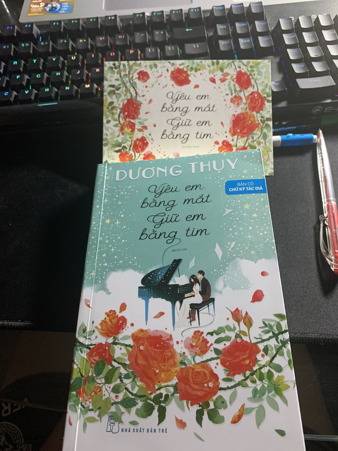 Ta nói sách còn được bọc mới nguyên, có chữ ký tay của tác giả, tuy chưa đọc nội dung nhưng đã thích các tác phẩm của Dương Thuỵ từ rất lâu