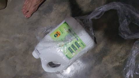 Shop đóng gói rất kĩ, rất hài lòng và khoảng đóng gói và đẹp, mình ít khi gặp shop nào đóng gói chu đáo chuyên nghiệp như shop này. Hàng đúng mẫu. Tư vấn viên nhiệt tình, nhắn buổi tối mà cũng trả lời luôn.
Tuy nhiên mình có hỏi về hạn sử dụng của nước giặt thì shop bảo là  date là 2025 mà shop gửi mình hàng 2024.  Mặc dù thua có mấy tháng thôi nhưng mà làm cho niềm tin giành cho shop thì bị giảm đó.