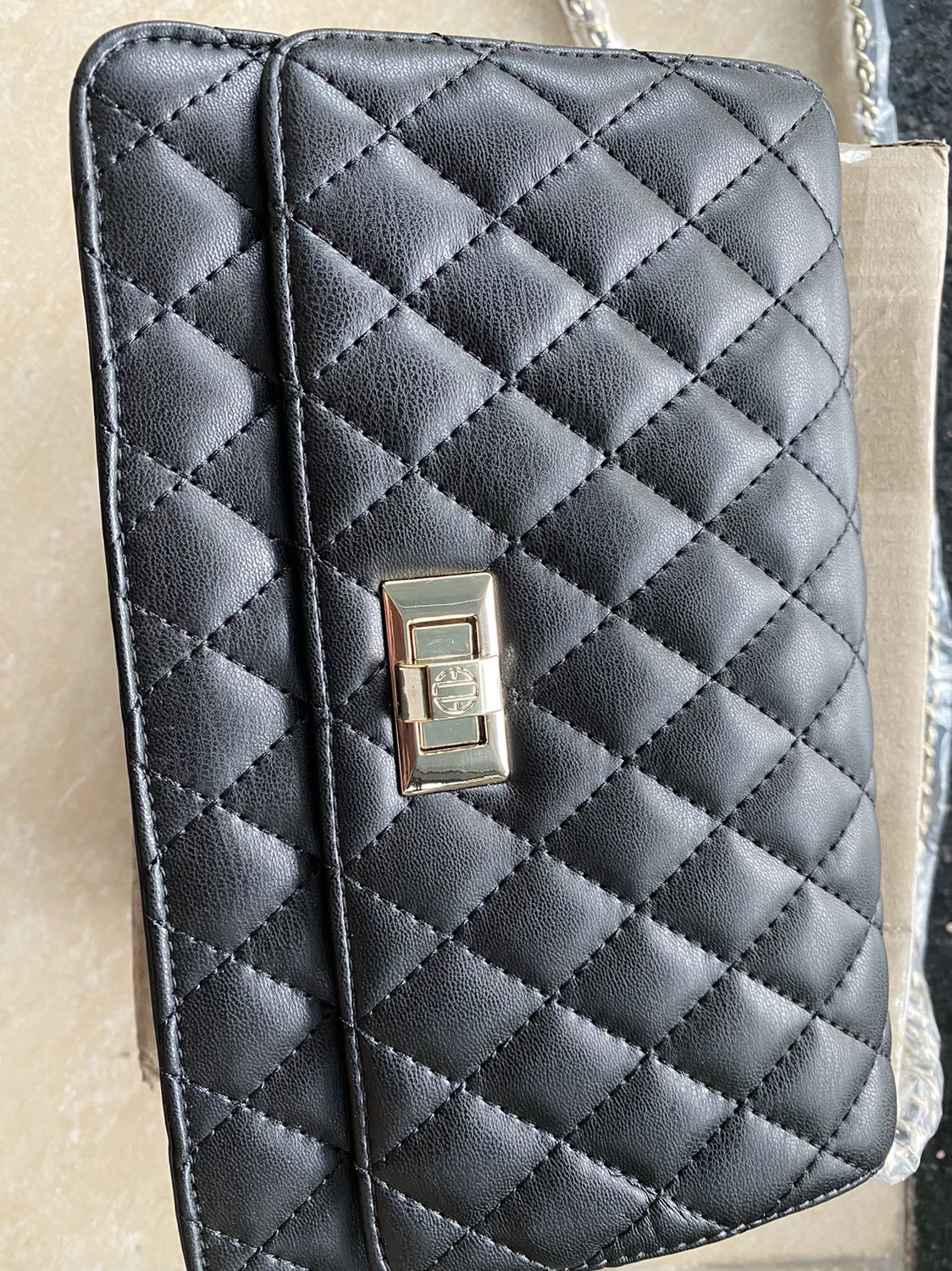 Thật sự thấy thất vọng, cảm giác như mình bị *** khi nhận sp ạ. Vì đã từng mua sp này bên *** và rất thích về chất lượng, nên mình mới muốn mua thêm 1 chiếc giống y để tặn đứa em. Nhưng khi nhận sp bên Tiki mình cản giác giống nhận hàng giả vậy, khác xa về mọi mặt với chiếc m đang dùng. Mong có sự giải thích ạ!