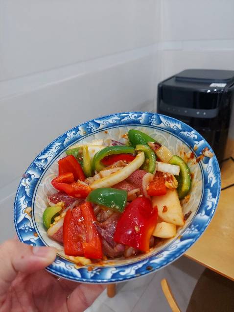 Sau 5-6 lần sử dụng, tạm thời có thể đánh giá đây là một sản phẩm rất tốt. Vừa chiên nướng vừa hấp, giúp nấu ăn hiệu quả cực kì, một người yêu thích lối sống Tối Giản nên có cái này, hihi. Máy hoạt động trơn tru và êm, thực phẩm chín đều, ngon miệng.
Dung tích lớn, có thể nấu nhiều thức ăn cùng lúc dành cho 2 - 6 người.
Săn sale cái nồi giảm 50% kèm voucher 300k từ Tiki và 150k từ dịch vụ trả góp của HomePaylater, iu quá đi Sau 5-6 lần sử dụng, tạm thời có thể đánh giá đây là một sản phẩm rất tốt. Vừa chiên nướng vừa hấp, giúp nấu ăn hiệu quả cực kì, một người yêu thích lối sống Tối Giản nên có cái này, hihi. Máy hoạt động trơn tru và êm, thực phẩm chín đều, ngon miệng.
Dung tích lớn, có thể nấu nhiều thức ăn cùng lúc dành cho 2 - 6 người.
Săn sale cái nồi giảm 50% kèm voucher 300k từ Tiki và 150k từ dịch vụ trả góp của HomePaylater, iu quá đi