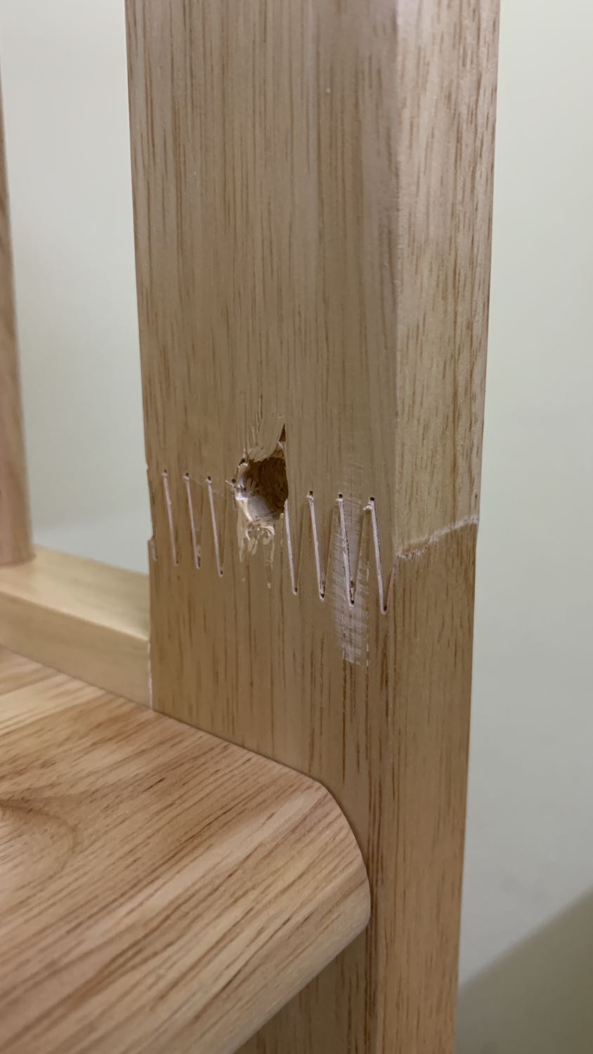 Kệ có vài chỗ nứt trên phần thân đứng. Các mối nối giữa các thanh gỗ chưa đc mài nhẵn, ko dính chắc với nhau. Ghép xong thì kệ hơi bị bập bênh.