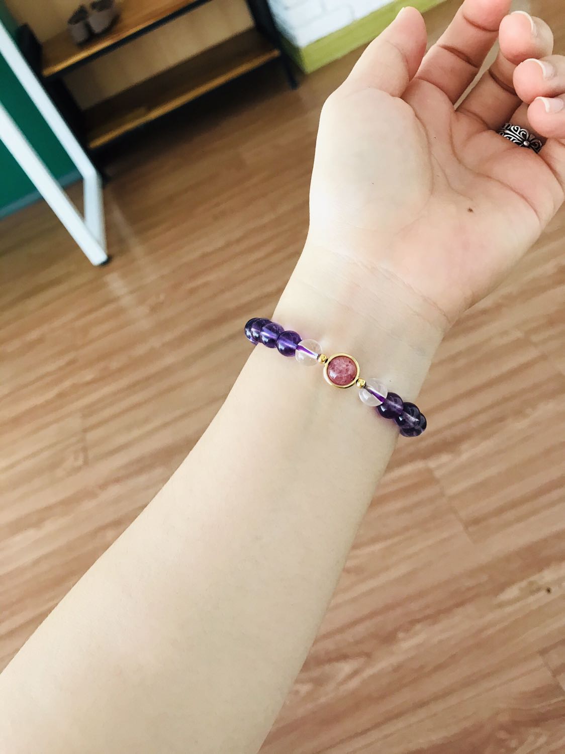 Giao hàng tiêu chuẩn hơi lâu. Bù lại rất hài lòng. Dây đẹp đeo sáng da?