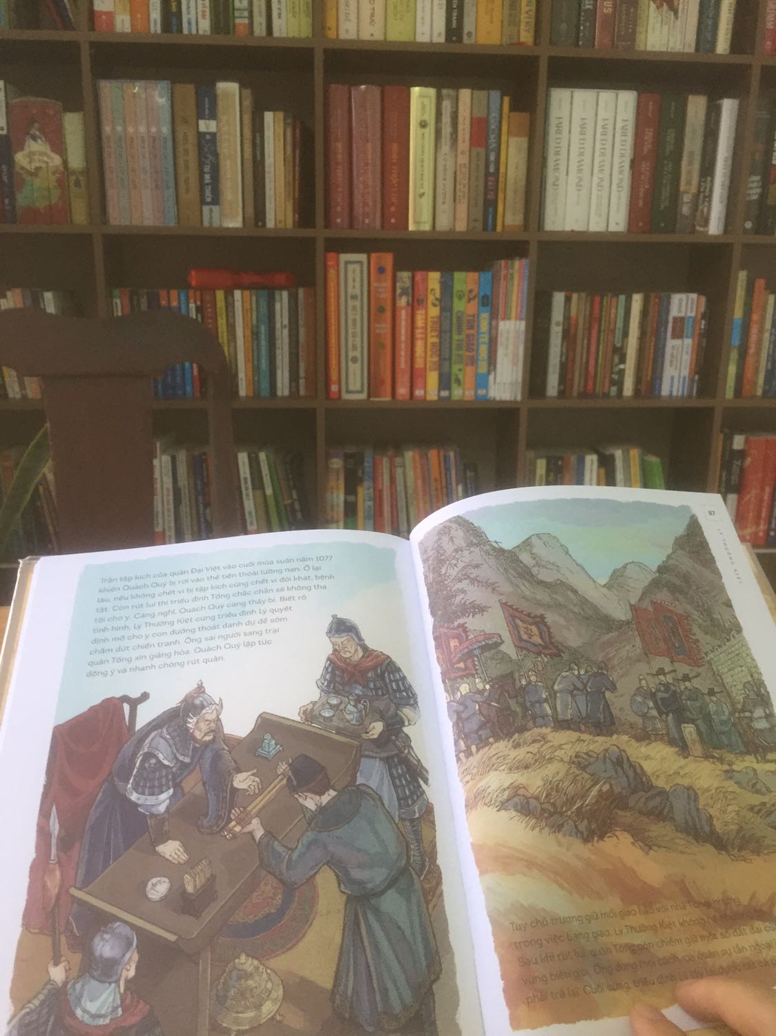 Bộ sách lịch sử bằng tranh rất đẹp và đặc sắc. Bộ sách cho người đọc những kiến thức sơ lược về một số thời kỳ và các nhân vật anh hùng lịch sử của dân tộc trong quá trình dựng nước và giữ nước. Chắc chắn các bạn nhỏ sẽ rất thích. Mình mua đợt sale nên giá cũng hợp lý.