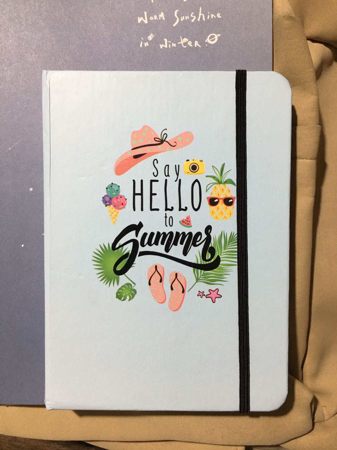 Sổ bị bẩn rất nhiều chỗ và phần mép bị gãy. Sổ nhỏ, không bằng 1 cuốn sổ A5. Bao bóng bọc sổ bị bị bóc ra nhưng tôi nghĩ là do quá trình vận chuyển nên bị như vậy.