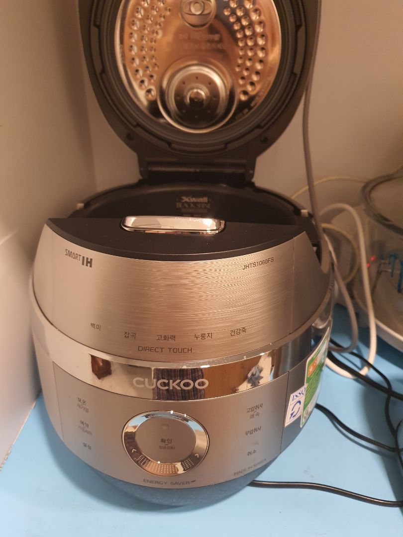 Về thiết kế, vật liệu làm nồi rất đẹp. Về tính năng thì rất nhiều, giao diện tiếng Hàn Quốc nên khá khó khăn khi sử dụng mặc dù mình đã lường trước bằng cách chuyển Ngôn ngữ đọc thao tác tính năng sang tiếng Anh.
Tương lai chắc mình phải học tiếng Hàn Quốc để sử dụng nồi CUCKOO này CRP-JHTS1060FS như ý muốn!