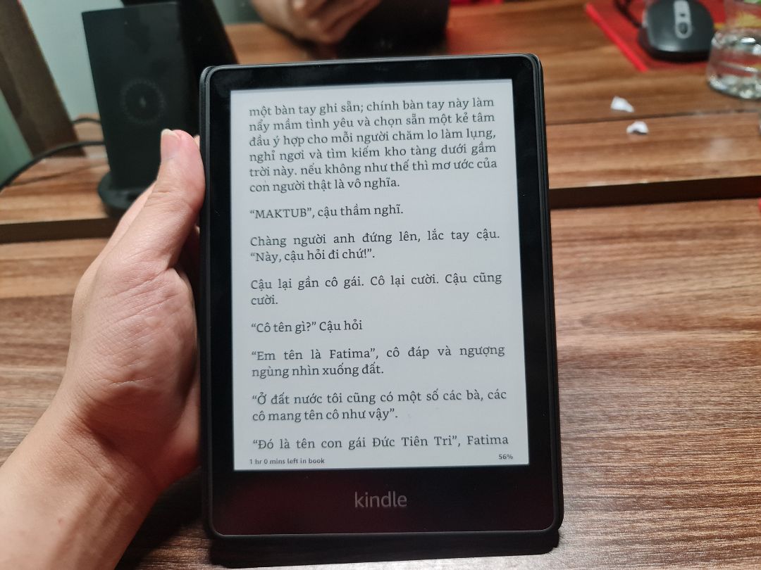 Máy gọn nhẹ, shop cho bản kid không quảng cáo và thêm bao da rất đẹp, đời này cùng cổng sạc C nên rất tiện. Máy đọc rất thích đặc biệt là ngồi bus đi làm. Hai hôm nay không còn dùng điện thoại trước khi ngủ nữa mà là ôm em này. Sẽ cố gắng thay thế thói quen xấu từ lướt điện thoại trước khi ngủ sang đọc sách trước khi ngủ. Máy gọn nhẹ, shop cho bản kid không quảng cáo và thêm bao da rất đẹp, đời này cùng cổng sạc C nên rất tiện. Máy đọc rất thích đặc biệt là ngồi bus đi làm. Hai hôm nay không còn dùng điện thoại trước khi ngủ nữa mà là ôm em này. Sẽ cố gắng thay thế thói quen xấu từ lướt điện thoại trước khi ngủ sang đọc sách trước khi ngủ.