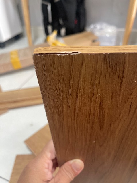 Kệ sách vừa mới nhận được, cảm ơn shop nhưng vài chỗ bị bung gỗ, cũng cảm thấy buồn