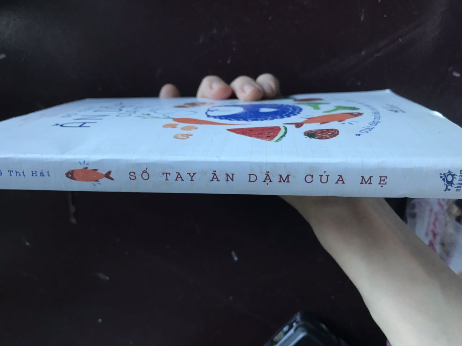 Lần nào cũng cố gắng chọn mua của tiki trading vì tin tưởng nhưng lần trước mua cuốn làm mẹ ko áp lực và lần này mua cuốn sổ tay ăn dặm của mẹ, cuốn nào cũng cũ cũ nhàu bìa, cầm cuốn sách trên tay mà buồn, so với fahasa về khâu gói bọc thua xa. Lần nào cũng cố gắng chọn mua của tiki trading vì tin tưởng nhưng lần trước mua cuốn làm mẹ ko áp lực và lần này mua cuốn sổ tay ăn dặm của mẹ, cuốn nào cũng cũ cũ nhàu bìa, cầm cuốn sách trên tay mà buồn, so với fahasa về khâu gói bọc thua xa.