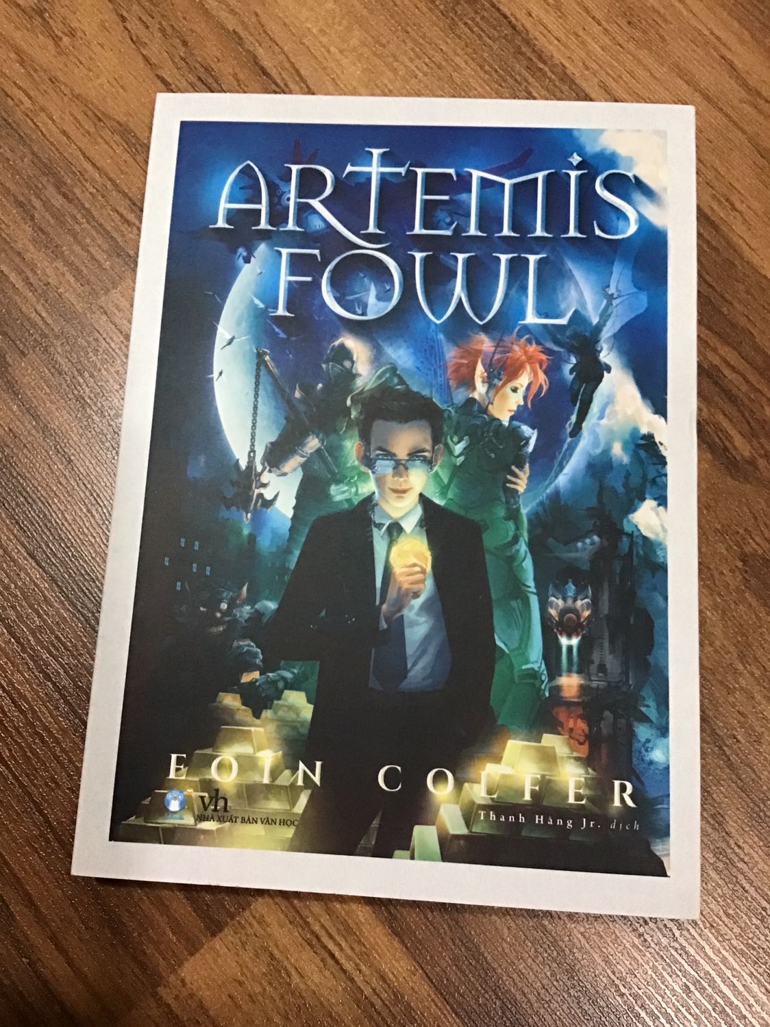 Mình nhận sách còn nguyên tem, nguyên màn bọc sách. Sách kèm bookmak. Nội dung chưa xem nên chưa review dc. Sẽ ủng hộ tiki dài dài