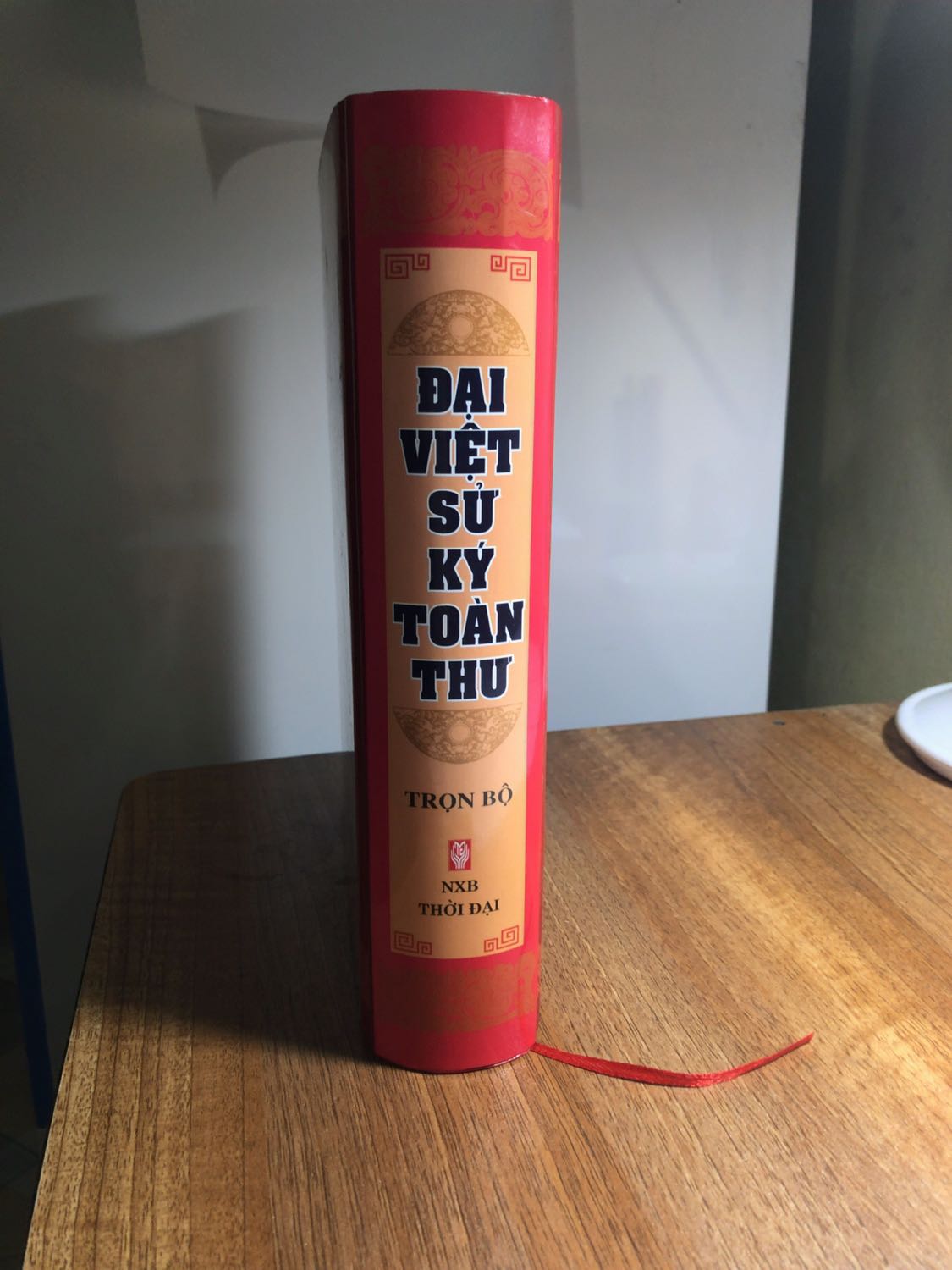 Mình mua quyển này cũng khá lâu rồi. Đọc thấy hay vô cùng, kiến thức lịch sử quả thật cần thiết, người Việt rất lười tìm hiểu lịch sử. Cũng hơi buồn!
Sách đẹp, nội dung hay, kiến thức bổ ích. Mọi người nên sắm cho mình 1 quyển, nhất là để dạy con cháu sau này về lịch sử nc Việt.