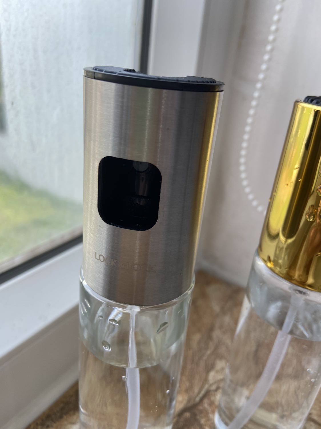 Hinh thức giống mô tả. Vòi xịt tia mịn, yếu, khả năng sẽ tắc nếu xịt dầu ăn. Nhưng sẽ phù hợp với những bạn xịt khoáng. Mình mua bình xịt dầu 35.000 đ (màu vàng) thì tia mạnh, to, cây dẫn dầu lên cũng to hơn nên chắc phù hợp xịt dầu hơn. 
Tóm lại: bình nà phù hợp với xịt khoáng, không phù hợp cịt dầu!