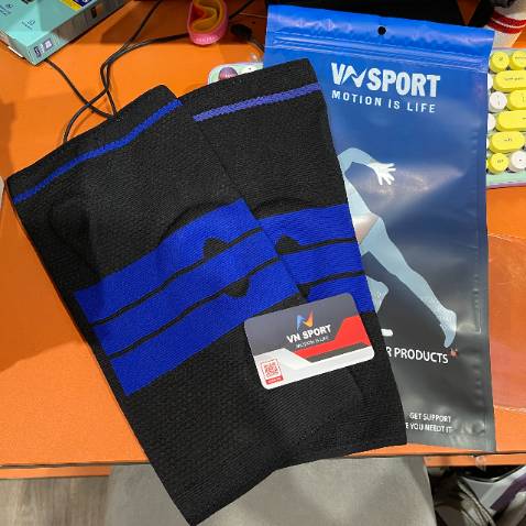 băng gối rất ôm đầu gối, dùng thử 1 trận rồi rất đã và cảm giác chạy nhảy rất khỏe. Sản phẩm đẹp, đóng gói đẹp, thông tin hỗ trợ rõ ràng và đã thử liên hệ với nha bán vnsport hỗ trợ rất nhiệt tình và rất vui nên tặng shop 5 sao. lần sau sẽ ủng hộ tiếp