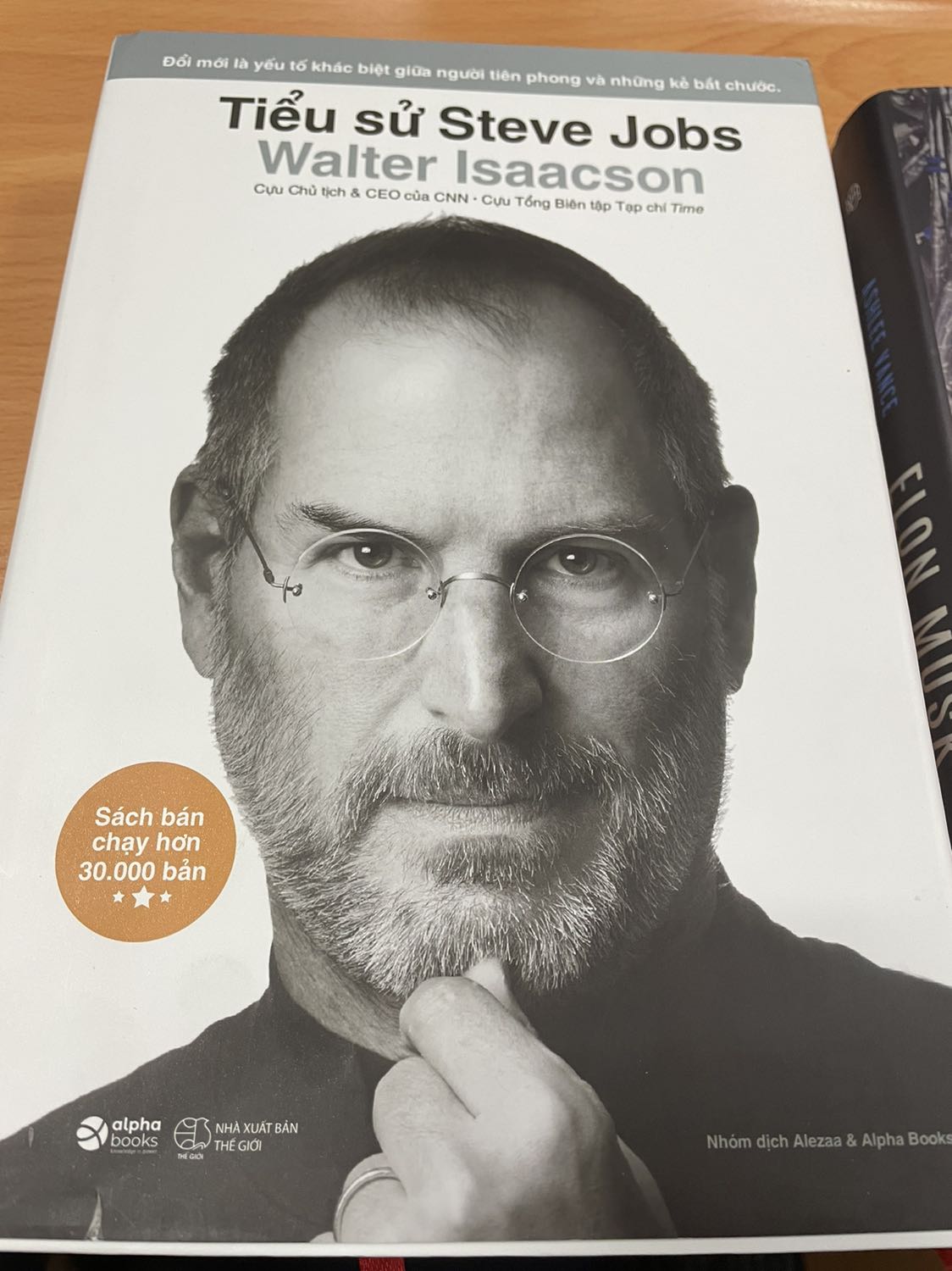 Hàng giao rất nhanh dù không đặt tikinow. Bìa sách đẹp và cứng cáp. Chất lượng giấy trung bình (do màu giấy hơi vàng không phải  trắng như giấy A4 hay dùng). Nội dung chưa đọc nên chưa đánh giá được.
Nhìn chung khá hài lòng với ngoại quan sách và giao hàng của tiki.